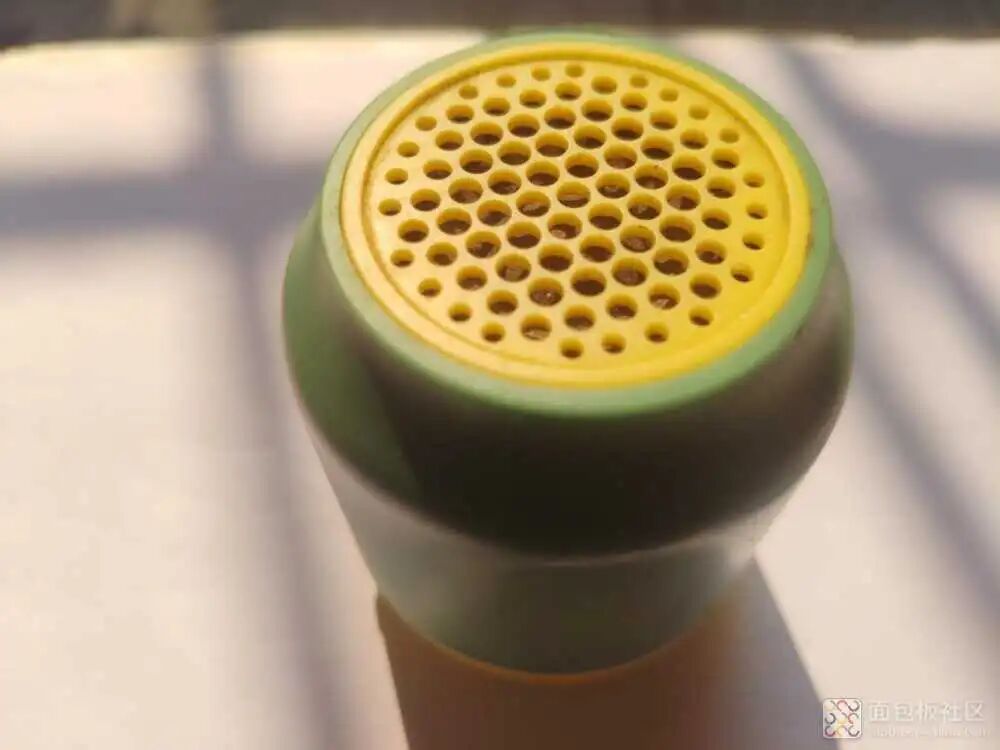 飞利浦BT25音箱顶部网格特写