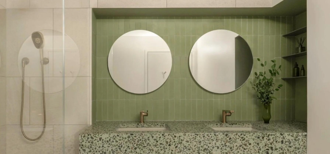 浴室双洗手台，绿色竖条瓷砖与水磨石台面