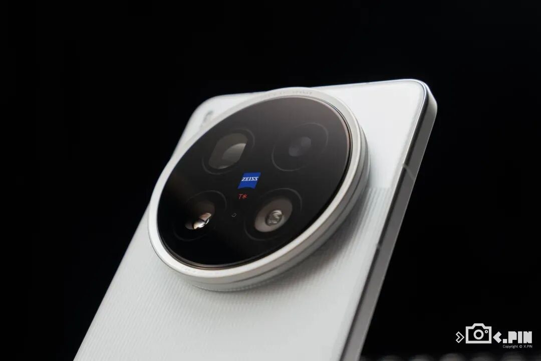 带有蔡司标志的圆形摄像头模组特写