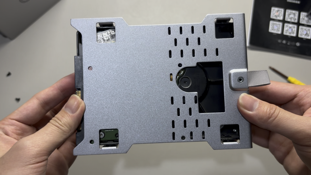 手拿带开孔的金属外壳