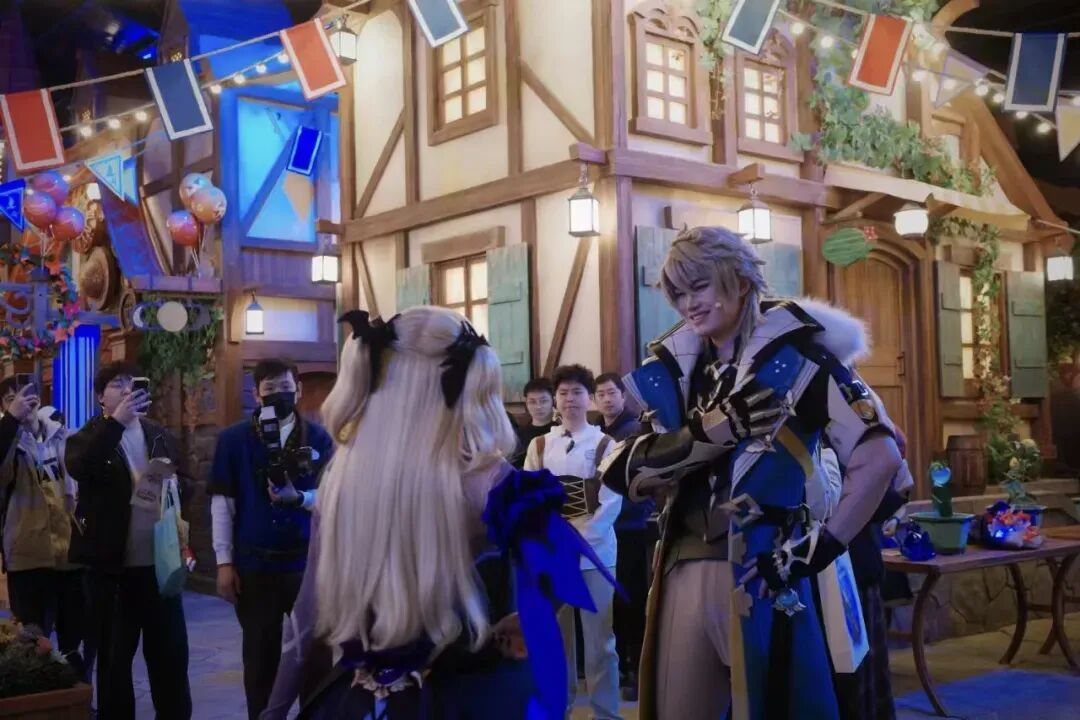 原神与北京环球影城二次联动主题区内的角色扮演者与游客