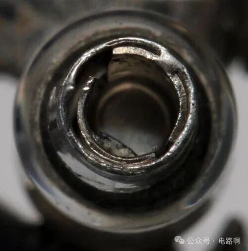 二极管封装拆解，展示内部支架