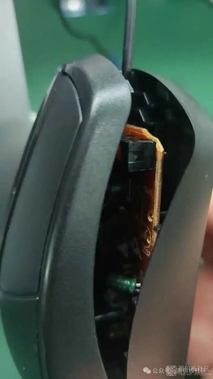 鼠标外壳被拆开，露出内部结构