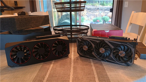 RTX 3090 与 RX 9070 XT 显卡外观对比
