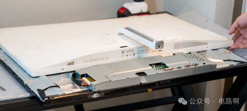 拆开后盖后的内部金属结构