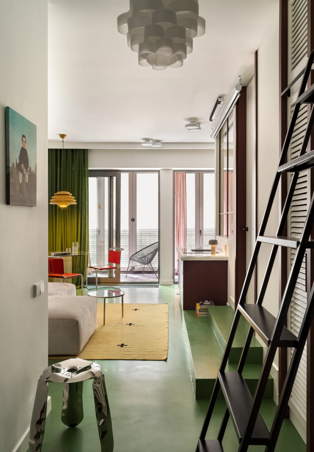 绿色地面与艺术感室内空间