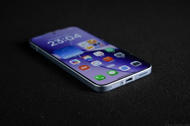 REDMI Turbo 5 Max 亮屏斜置展示