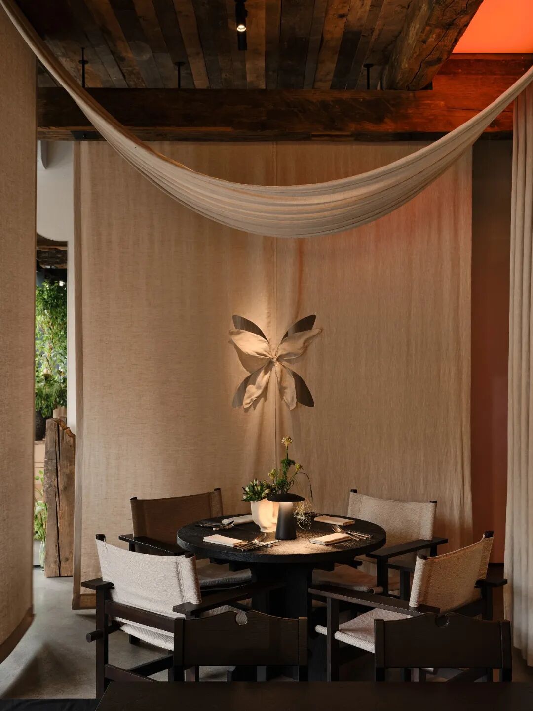 布幔与蝴蝶艺术装置下的用餐区