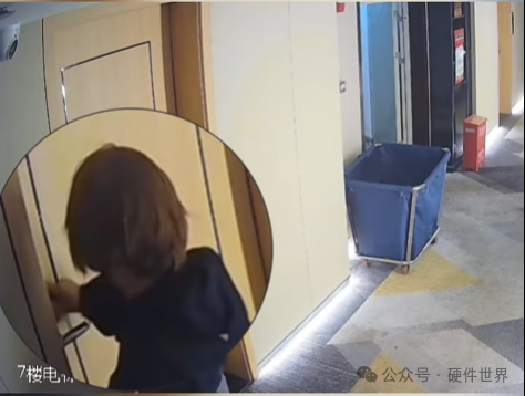 电竞酒店监控画面显示嫌疑人操作门把手的瞬间