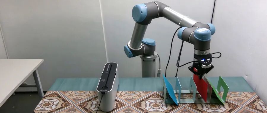 机械臂在 RoboChallenge 真机测试场景中