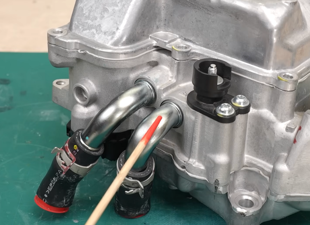 PCU上冷却液管路特写