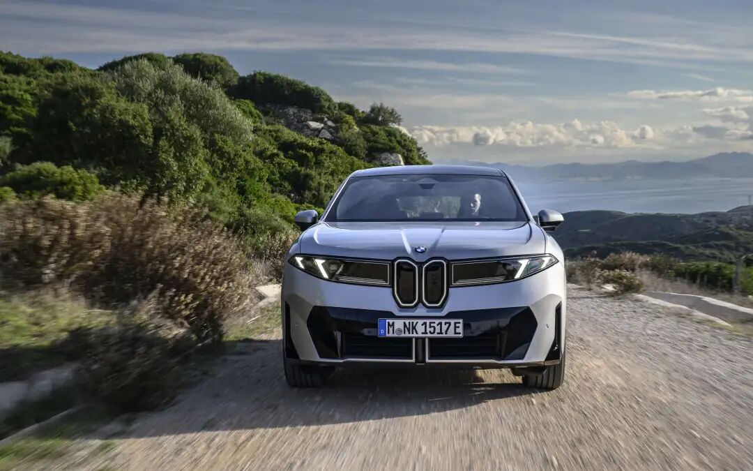 银色宝马iX3在临海山路行驶