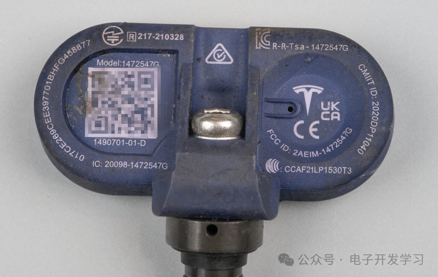 特斯拉 TPMS 胎压传感器气压采集孔特写