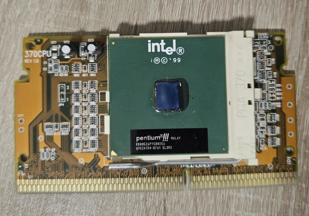 Slot 1转接卡上的奔腾 III 500E处理器