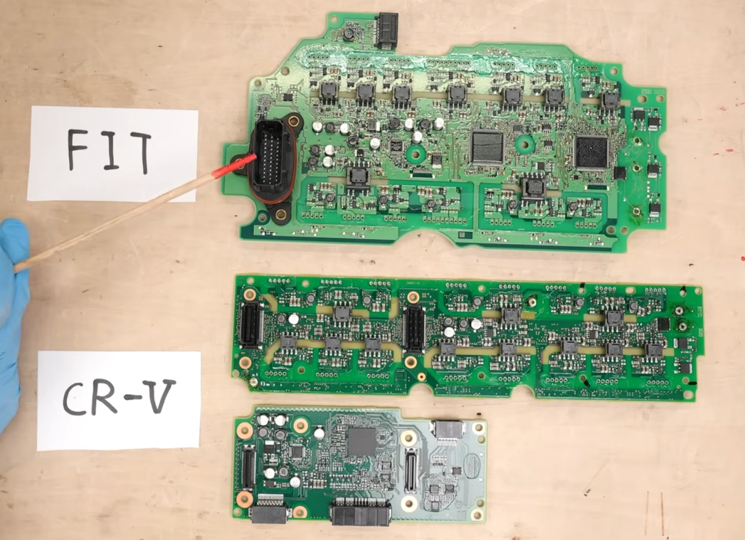 FIT与CR-V PCU控制板尺寸对比
