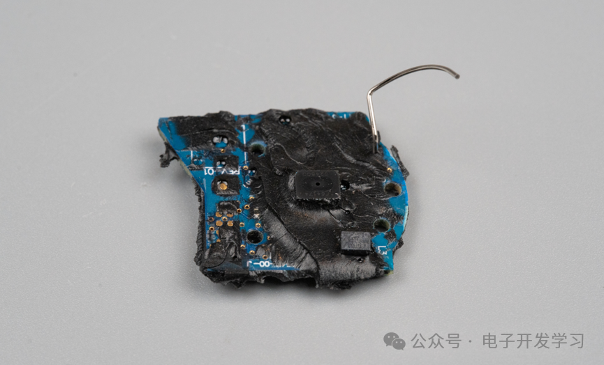 TPMS 电路板整体：清理后露出天线与元件