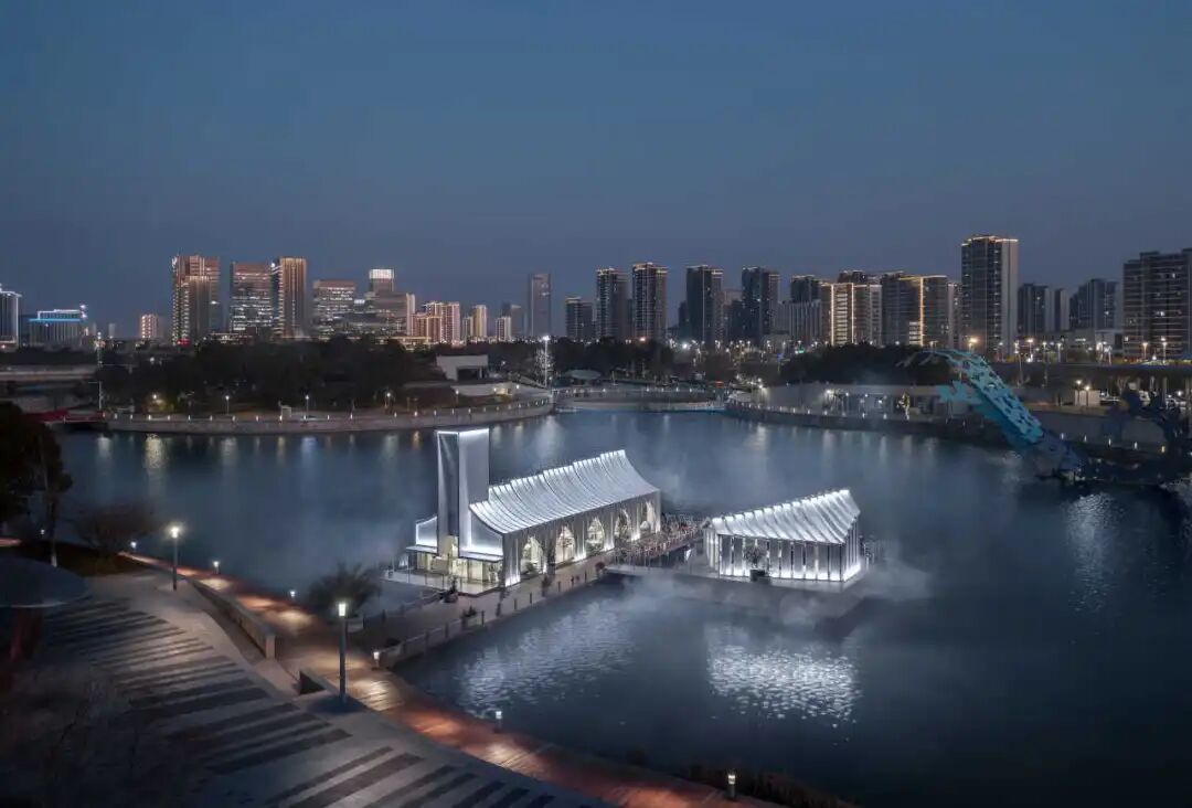 天鹅湖建筑群都市夜景，灯光倒映