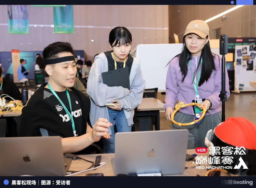 黑客松现场，肥牛与人交流