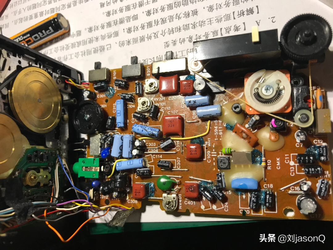 电路板特写，包含众多电容、电位器及电机部件