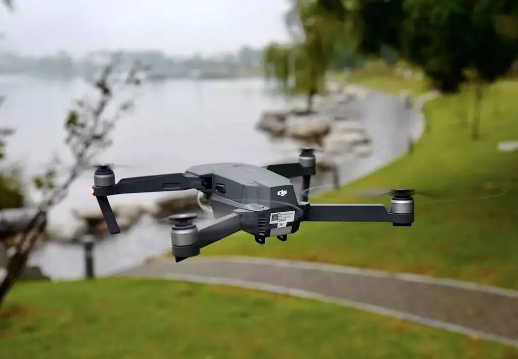 无人机在湖泊上空飞行