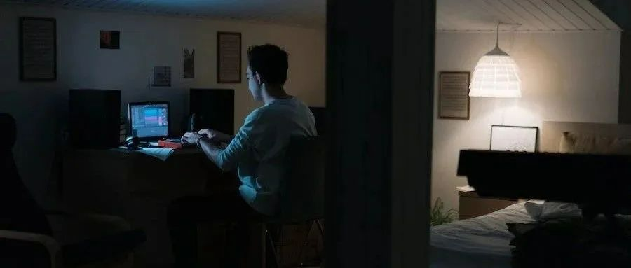 程序员工作场景示意图