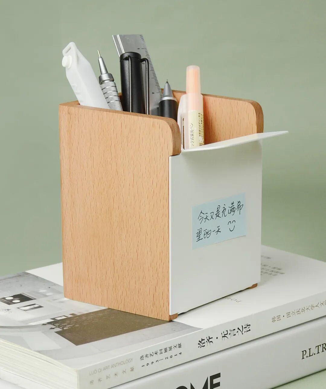 笔筒与书籍及手写便签