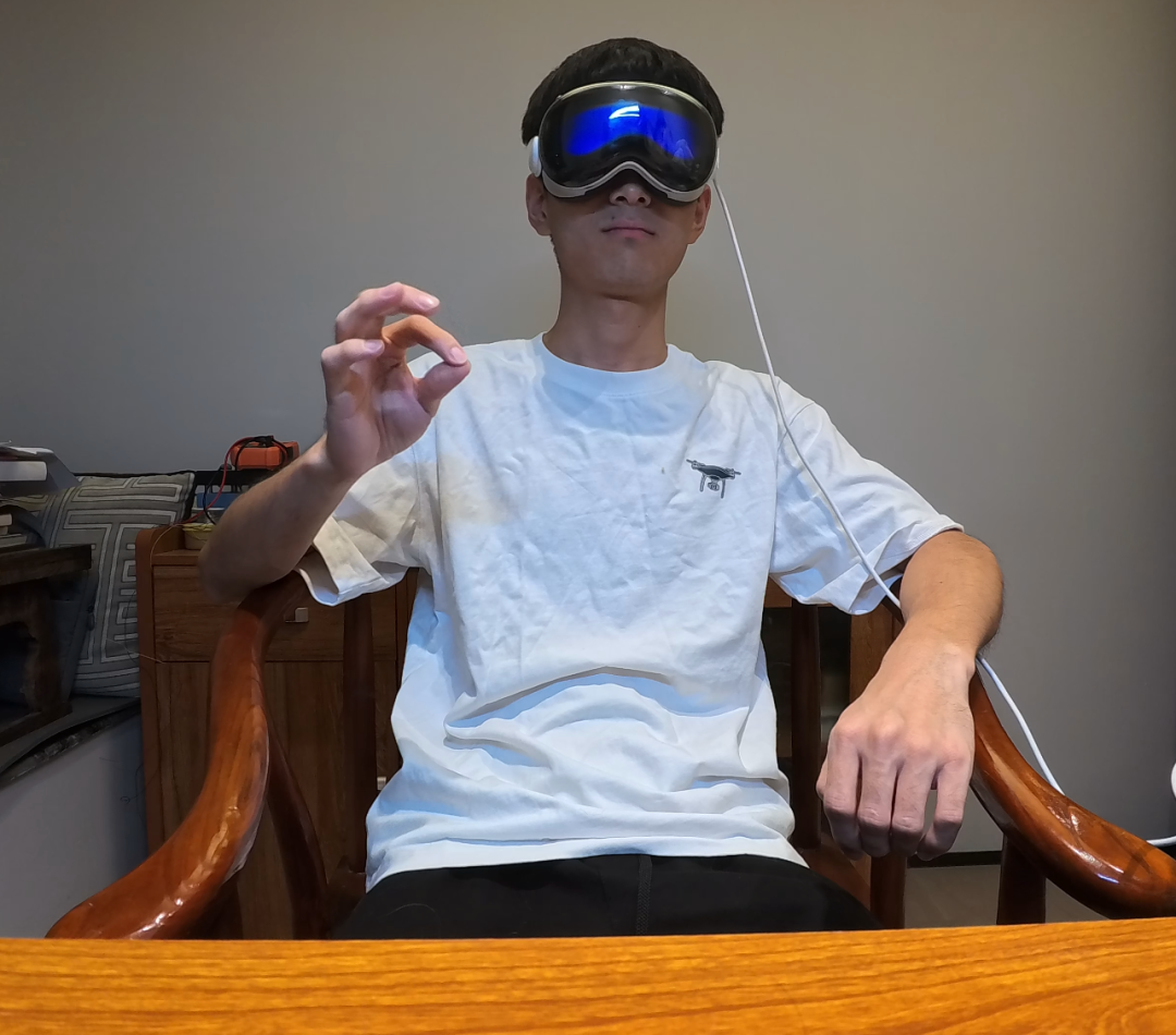 用户佩戴Vision Pro做出OK手势