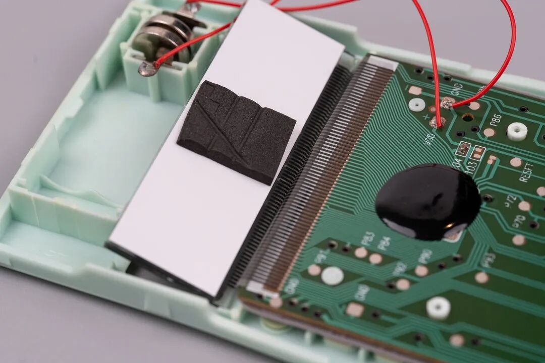 PCB与LCD软排线连接特写