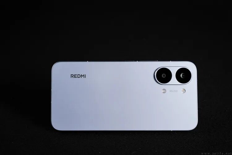 REDMI Turbo 5 Max 白色机身背面特写