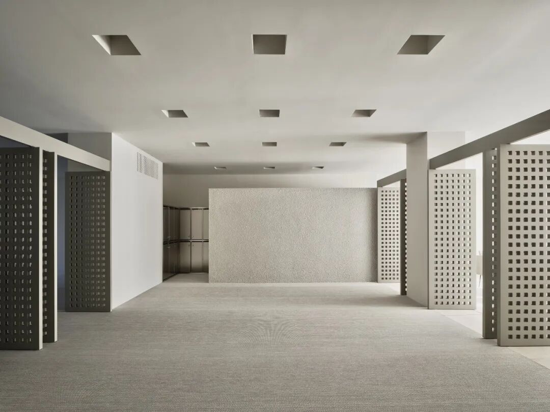 记忆中心内部的几何镂空隔断墙