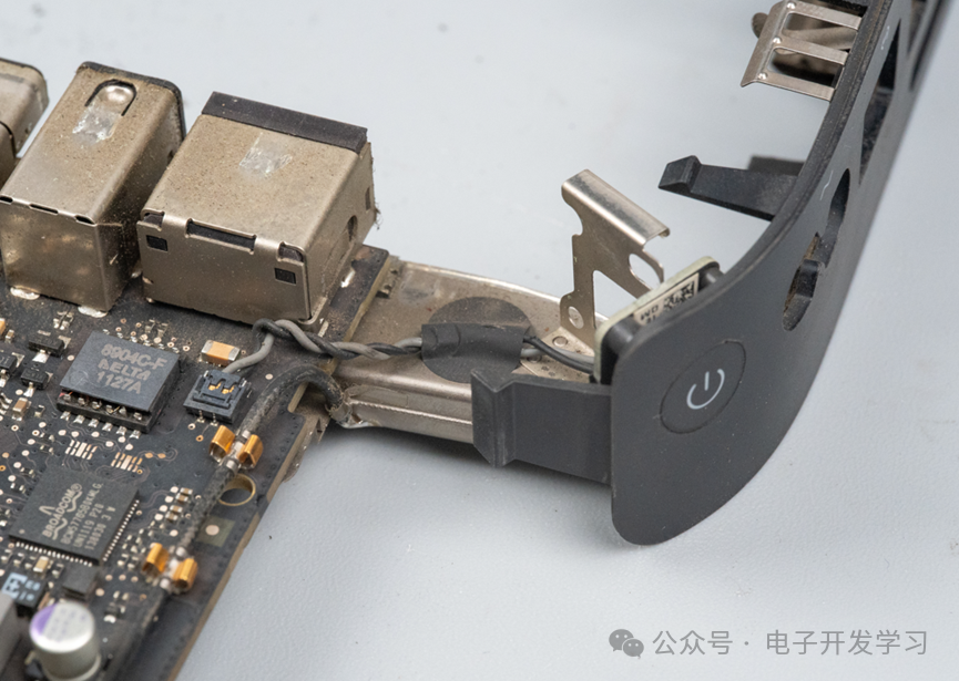 拆下螺丝后的I/O挡板