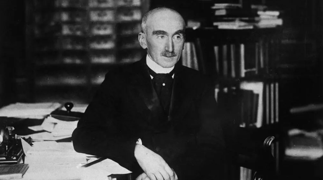 哲学家亨利·柏格森在书桌前的照片