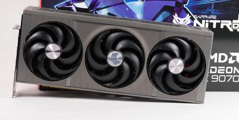 蓝宝石AMD Radeon RX 9070显卡实物图