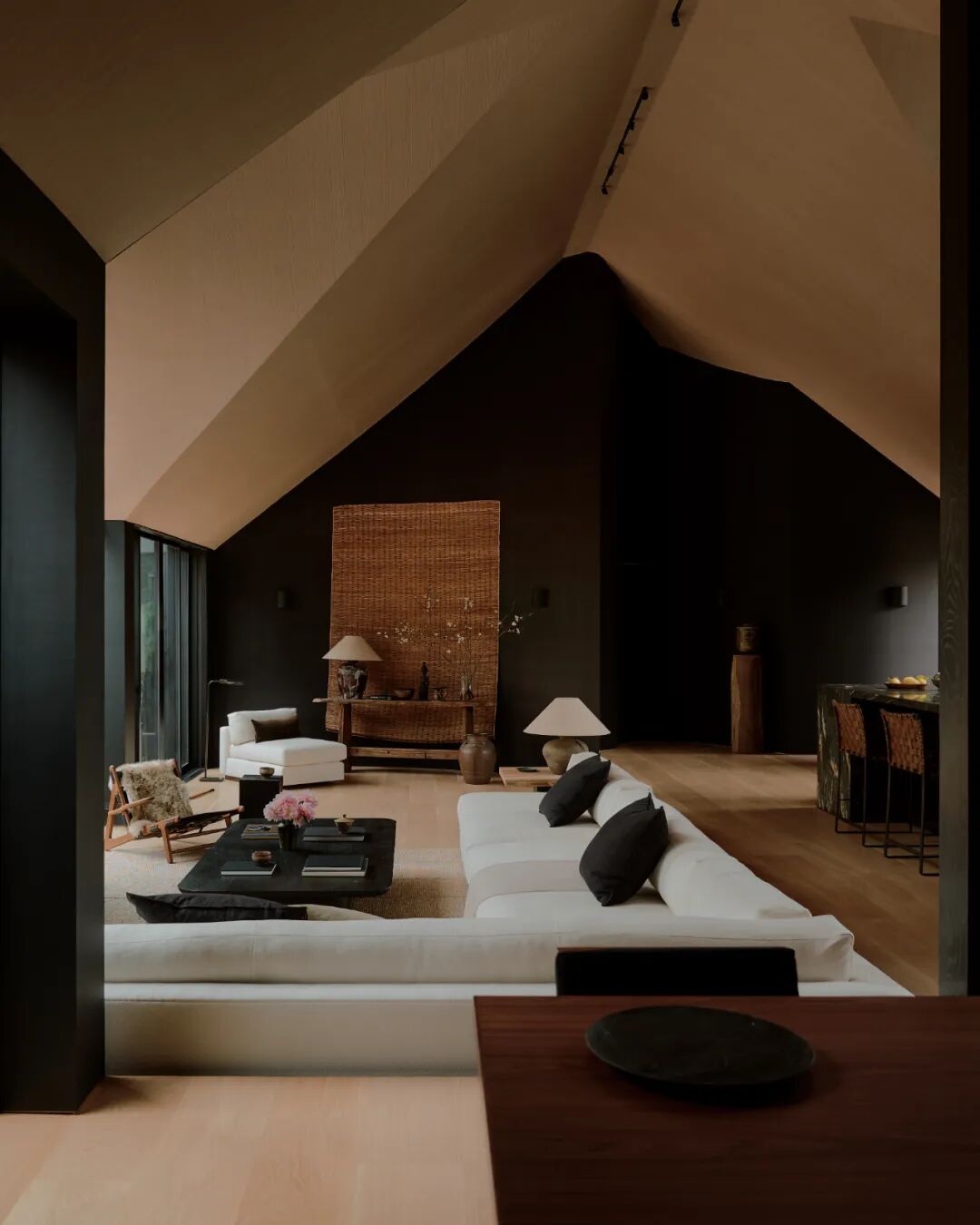 融合自然主义的宽敞客厅全景