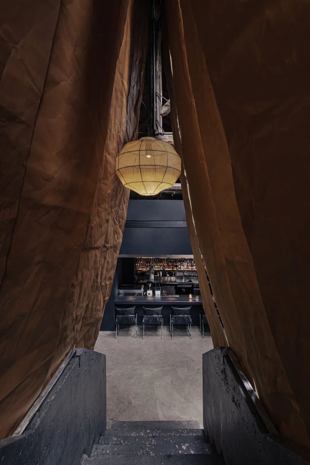 雀斑店内的楼梯与垂幕