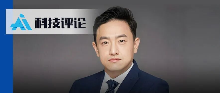 身穿深蓝色西装、白色衬衫的中年男性正视镜头，表情严肃，背景有AI科技评论标识