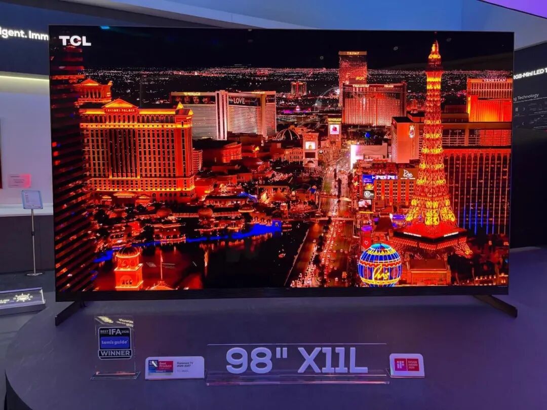TCL X11L实机展示拉斯维加斯夜景,搭配iF设计奖与IFA获奖标识