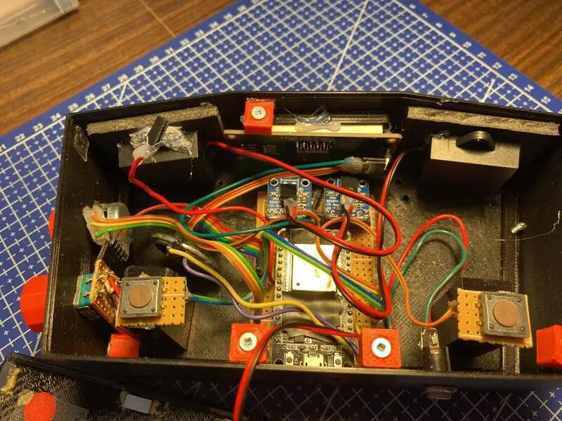 时钟收音机内部电路结构，包含多块电路板与彩色连接线