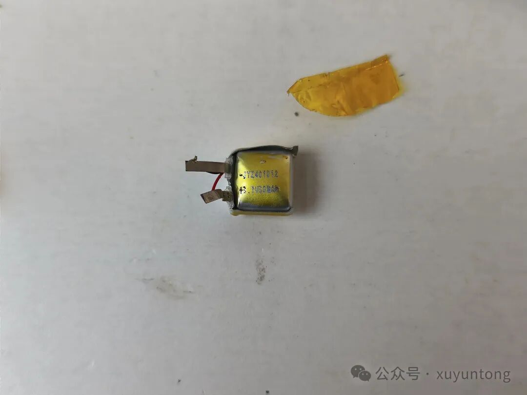 CVC耳机的30mAh锂电池特写