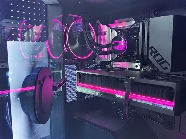 ROG枪神10X内部显卡与RGB灯效特写