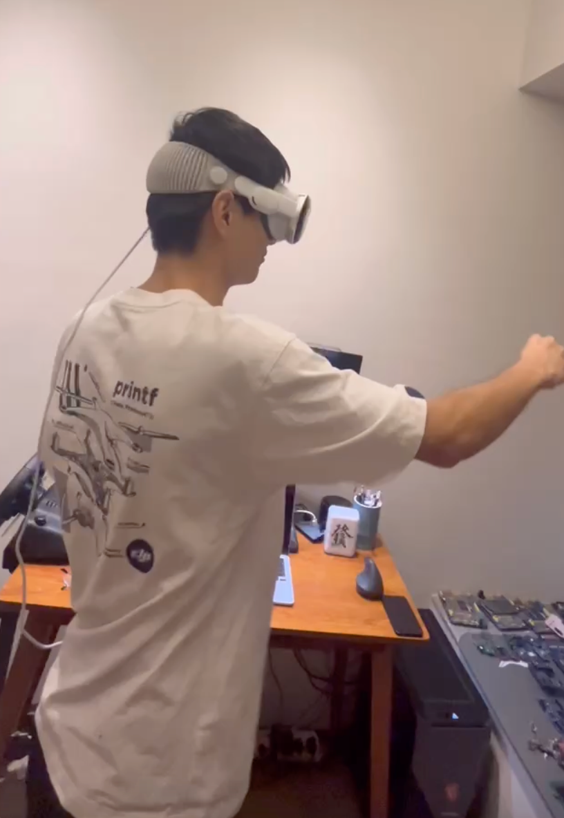 用户佩戴Vision Pro进行体感游戏