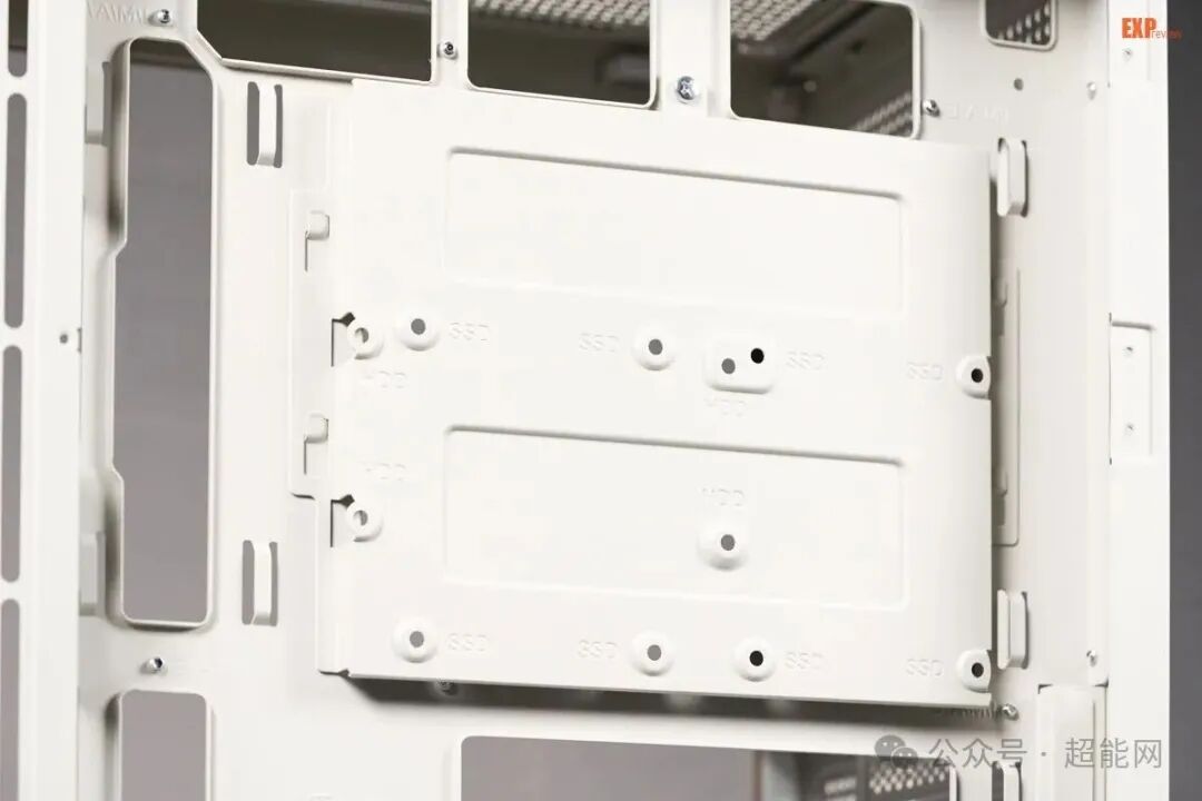 白色机箱内部可拆卸硬盘支架,印有 SSD、HDD 标识