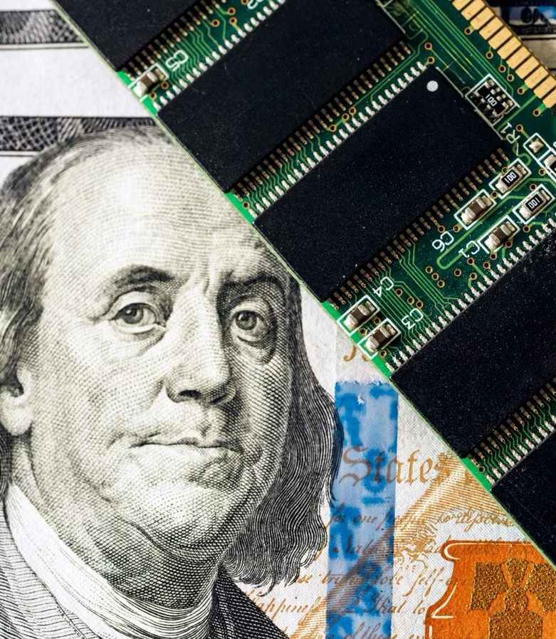 象征科技成本的美钞与电路板合成图