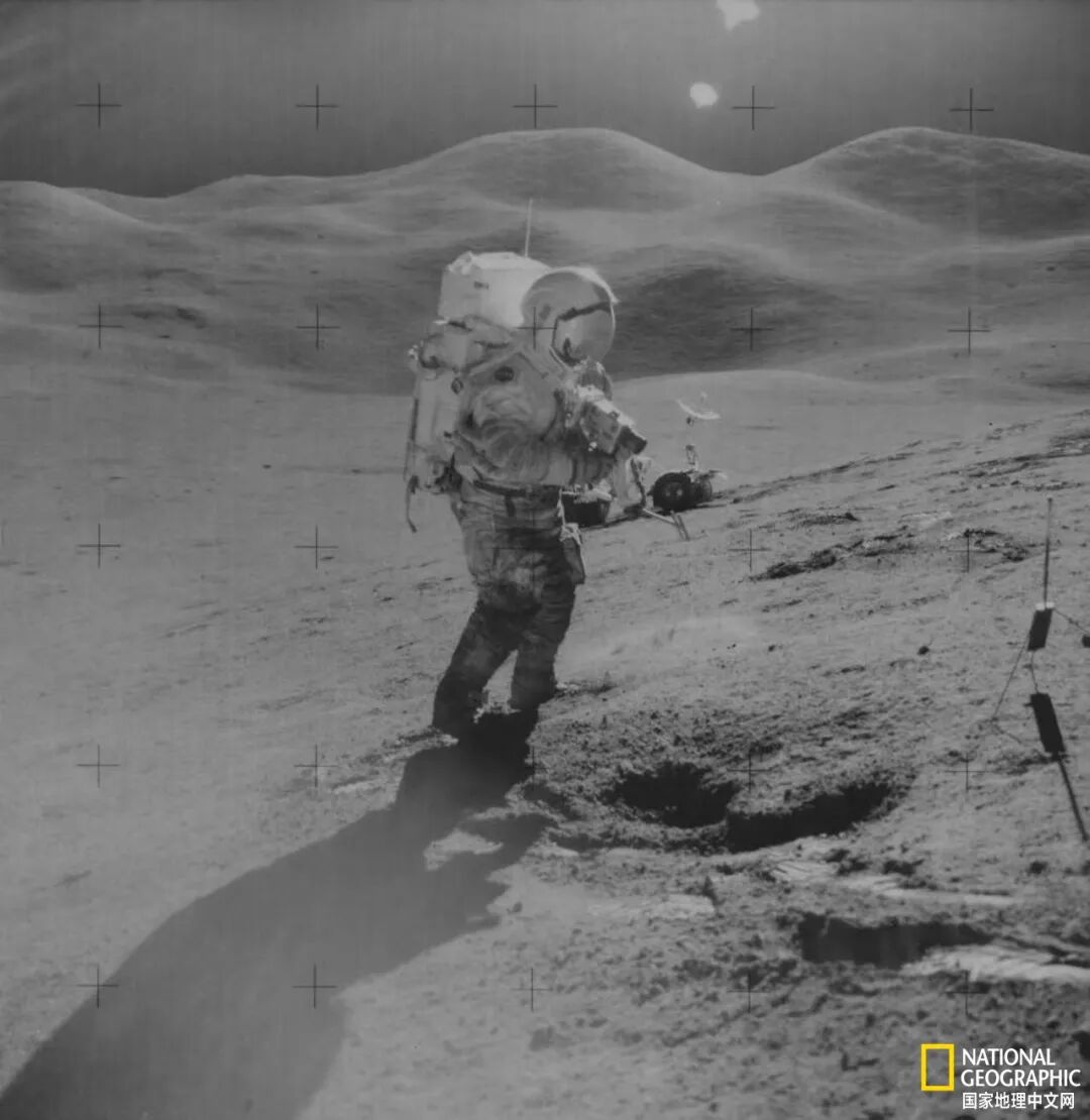 阿波罗宇航员宇航服沾满月尘