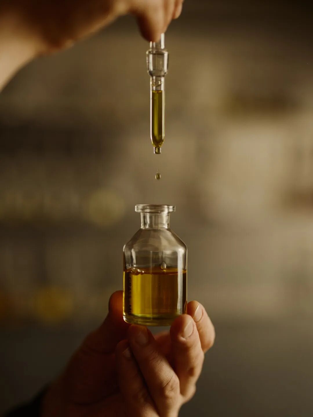 调香师使用滴管调配香水