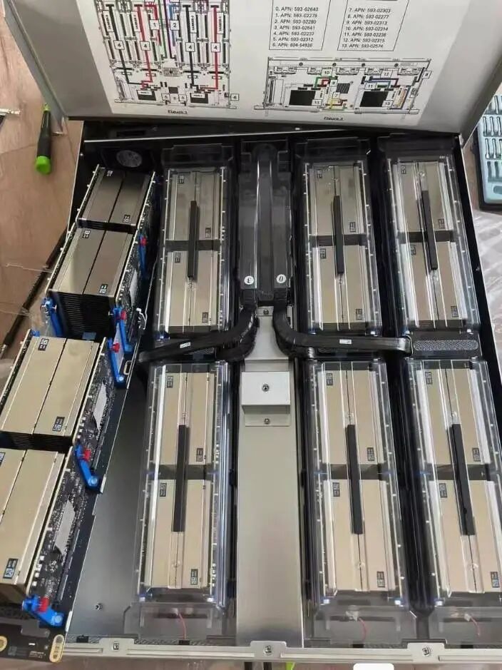 服务器内部硬盘与散热组件结构图
