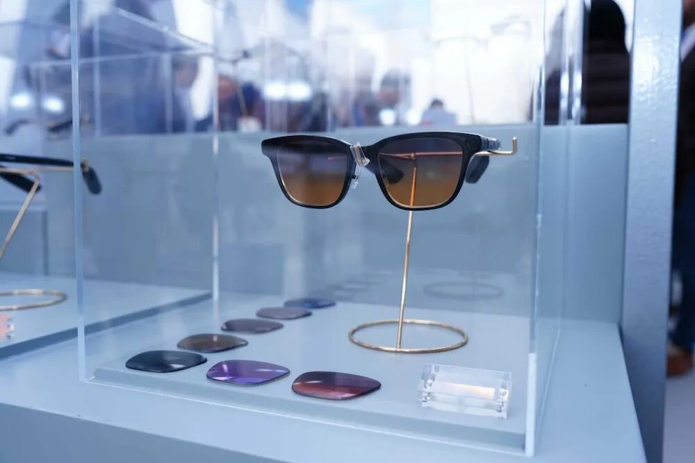 千问AI眼镜G1及可替换镜片展示