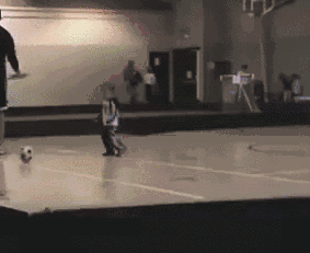 小孩在篮球场踢足球动图