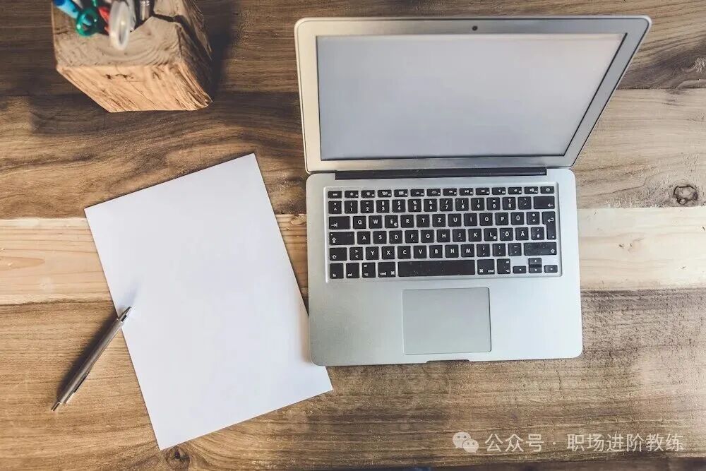 整洁的办公桌,笔记本电脑、纸笔与文具,适合开始一个微小任务