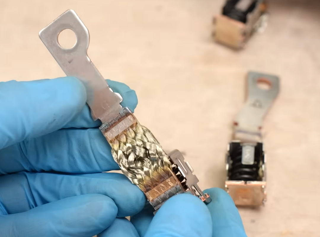 编织铜线连接端子烧蚀痕迹特写